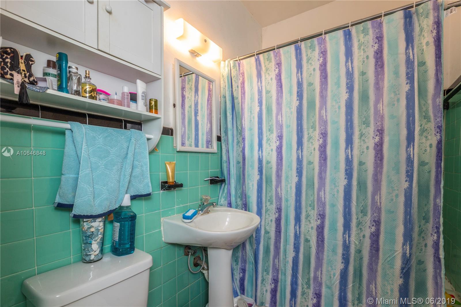 27 Northwest 21st Street Homestead, FL 33030 - Photo 7 of 13 Bathroom