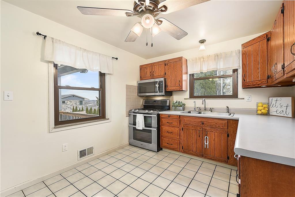 726 Greenlee Road Pittsburgh, PA 15227 - Photo 9 of 25