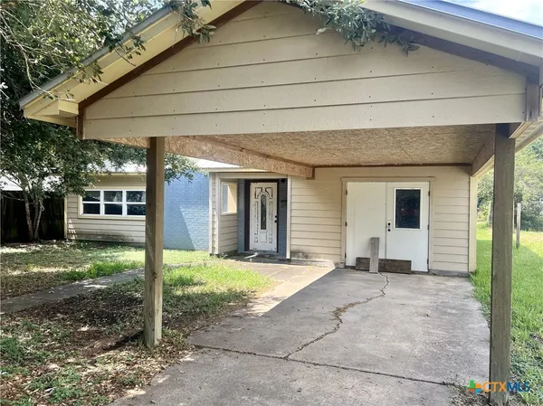 $140,000 | 305 East 2nd Street, Cuero, TX 77954