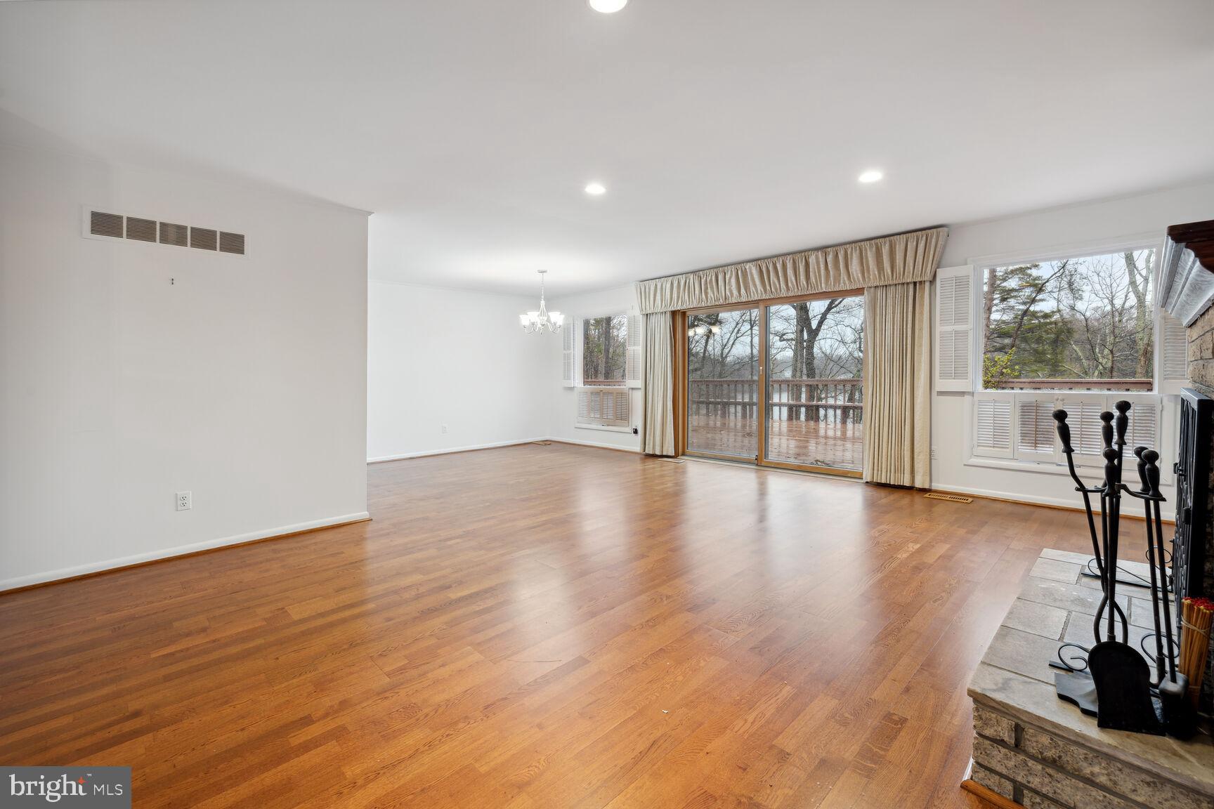 318 Halsey Road Annapolis, MD 21401 - Photo 9 of 19 Great room 20' x 25'