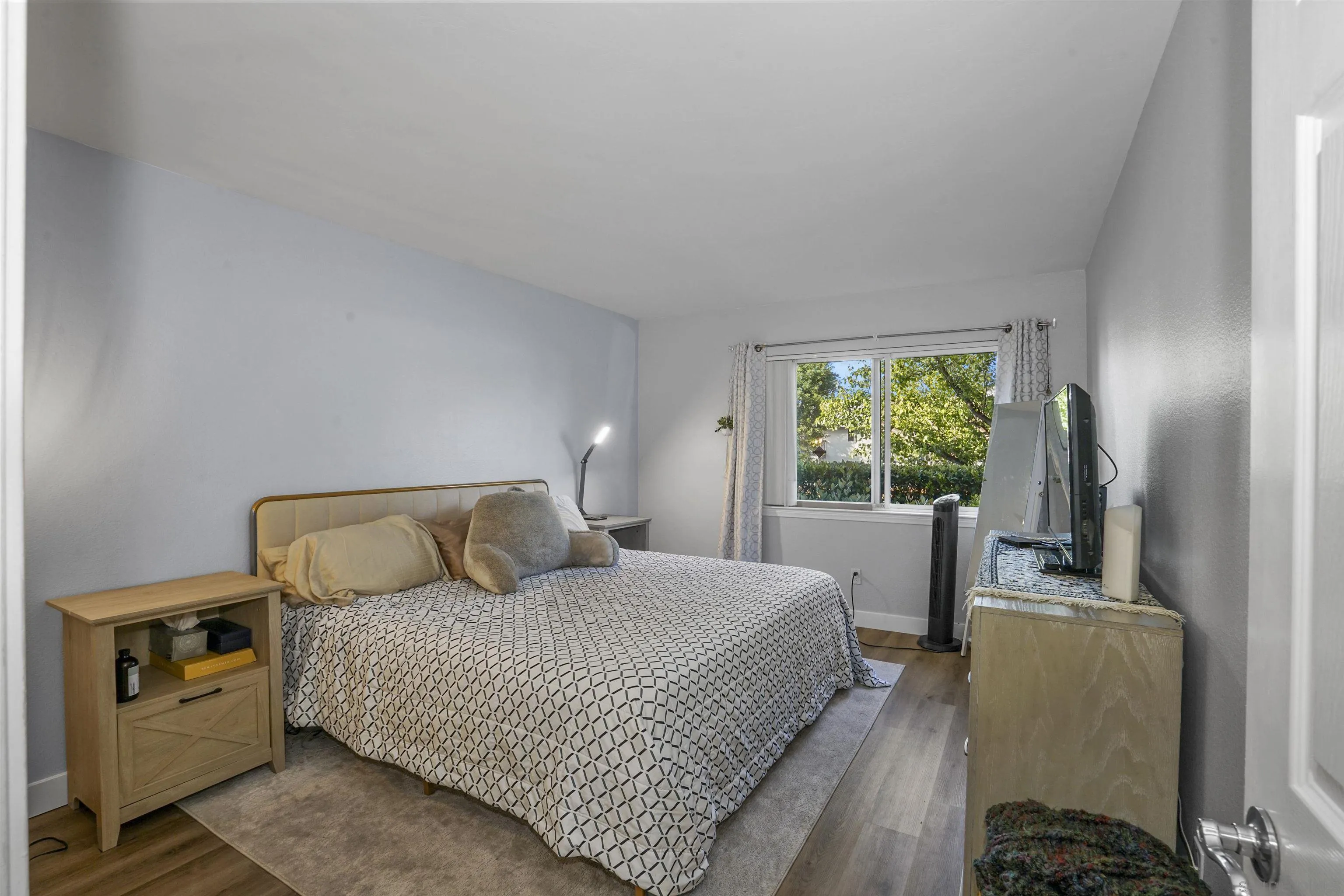 495 San Pasqual Valley Road, Unit 146 Escondido, CA 92025 - Photo 15 of 26 a bedroom with a bed and a window