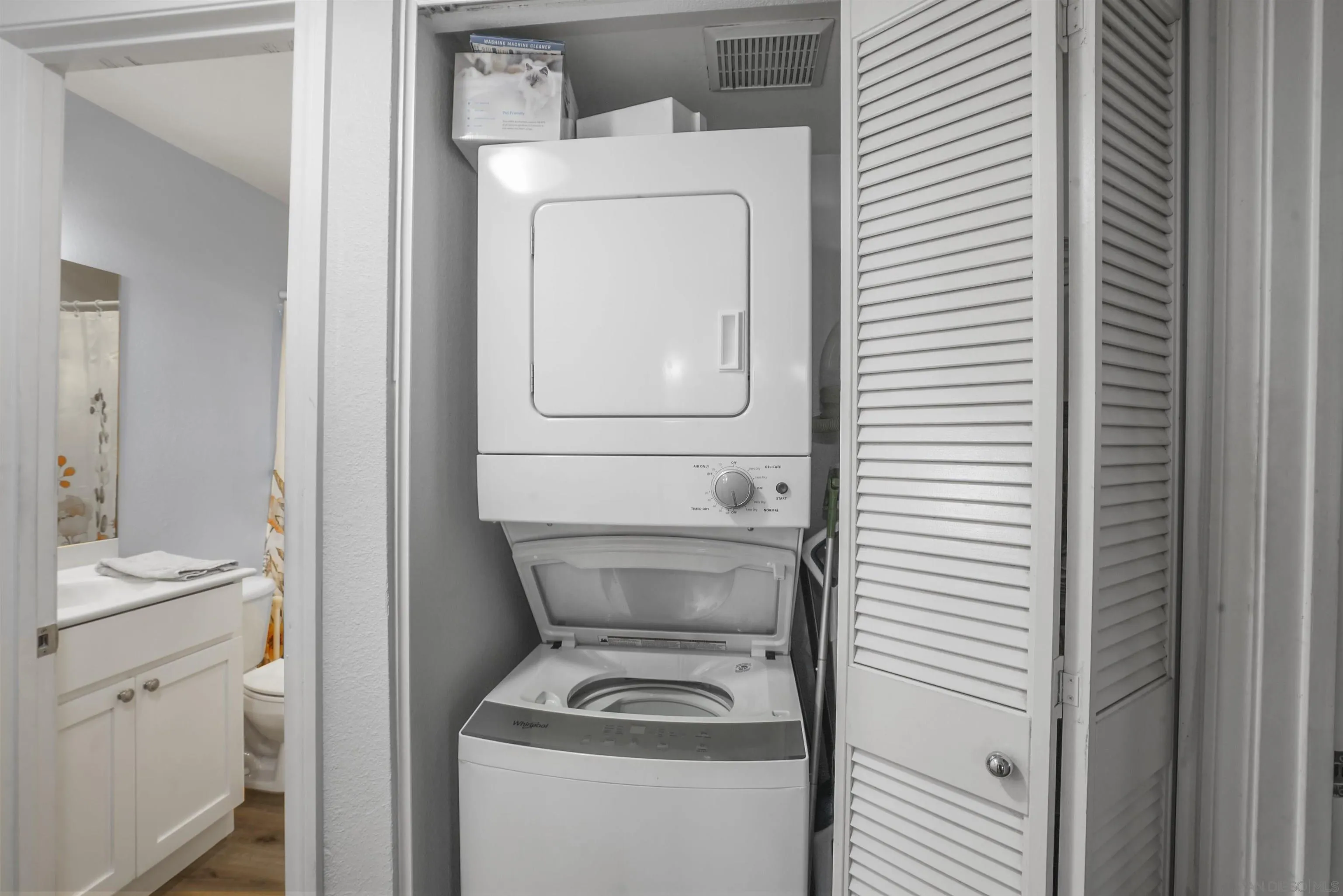 495 San Pasqual Valley Road, Unit 146 Escondido, CA 92025 - Photo 19 of 26 a utility room with dryer and washer