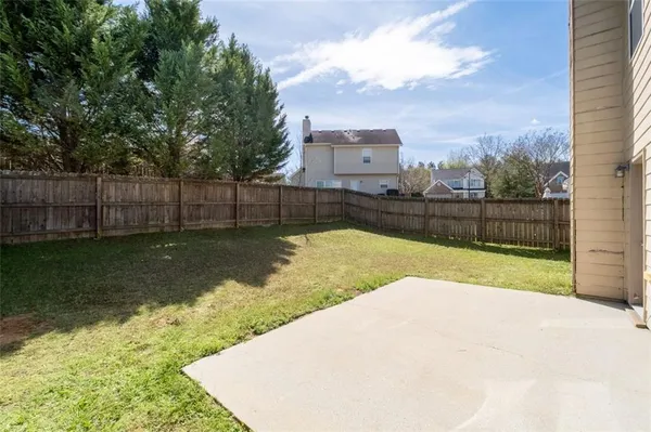 a view of a backyard