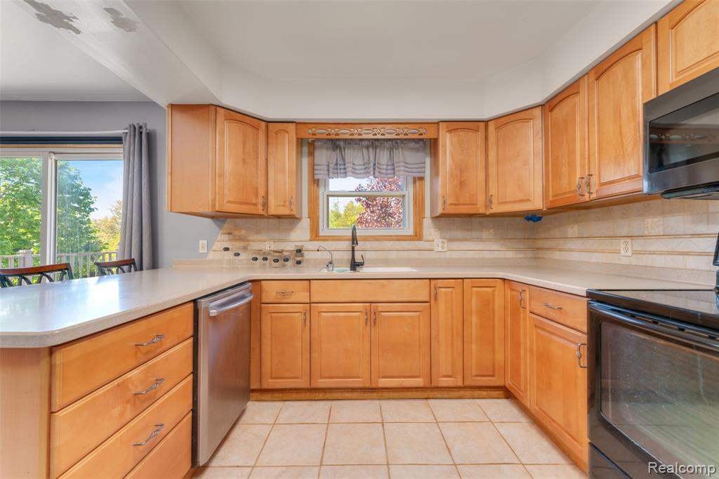 6879 Crofoot Road Fowlerville, MI 48836 - Photo 9 of 35