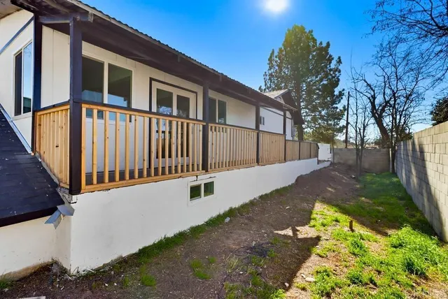 a view of a backyard