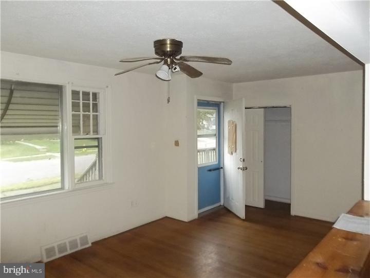 33 Paul Road New Castle, DE 19720 - Photo 5 of 7 Living Room