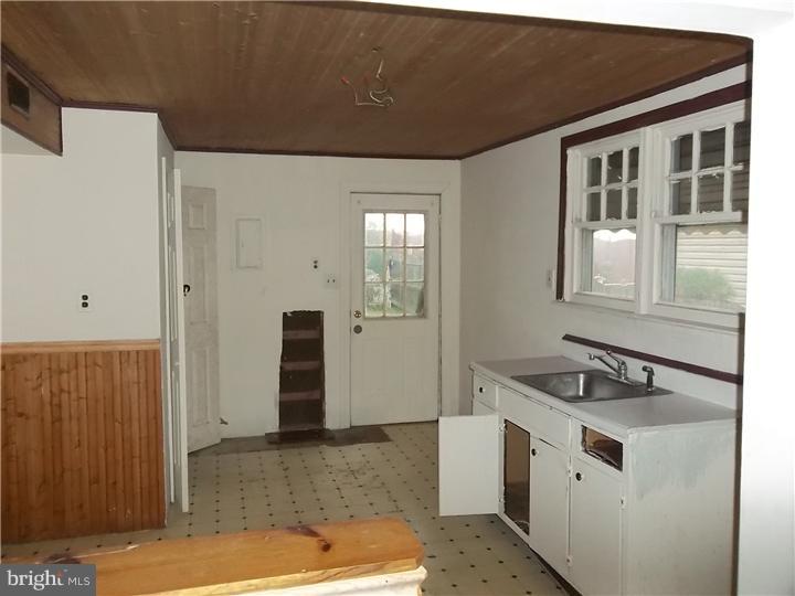 33 Paul Road New Castle, DE 19720 - Photo 6 of 7 Kitchen