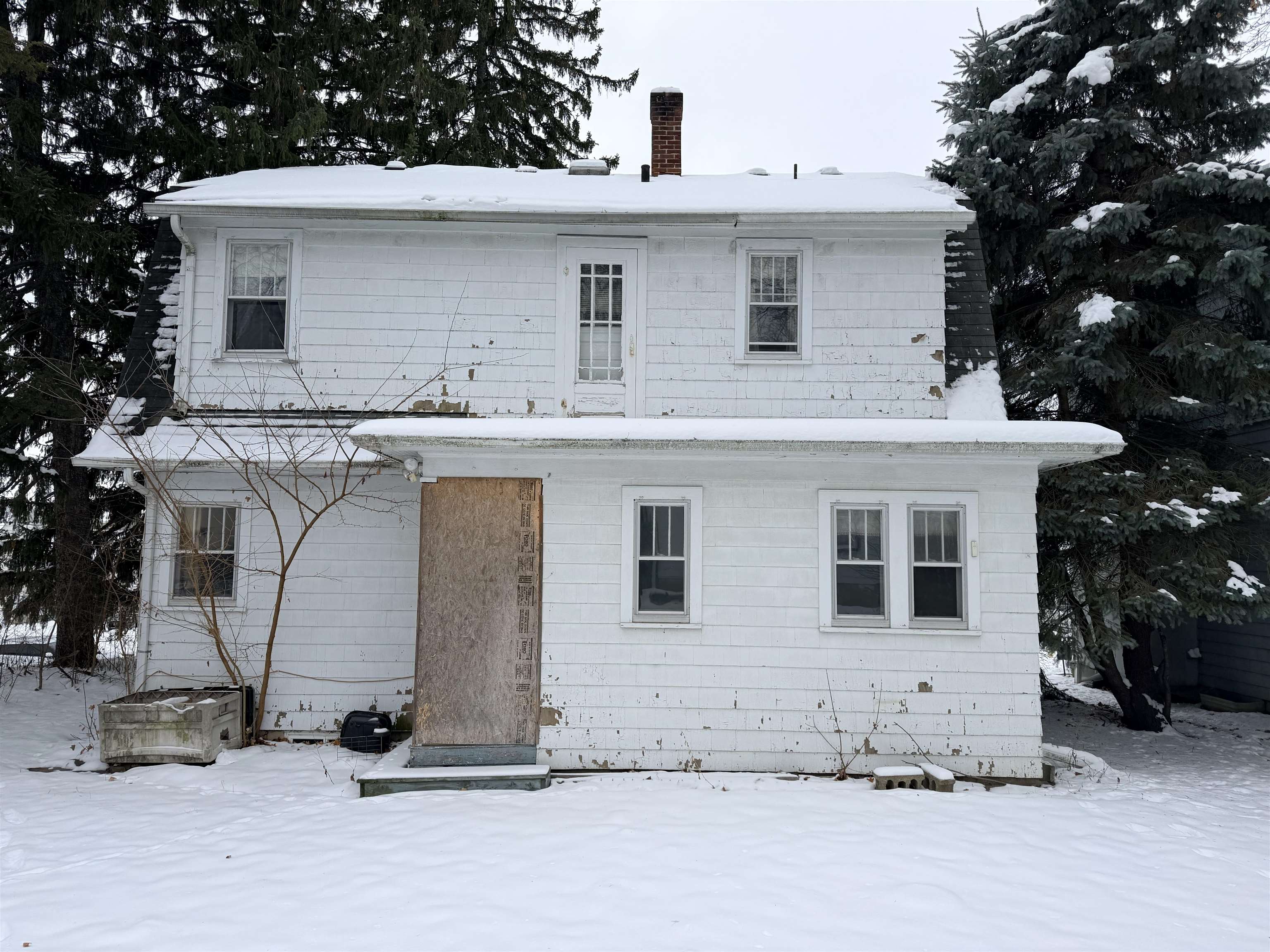 826 West Chestnut Street Freeport, IL 61032 - Photo 26 of 30 a view of a white house with large windows and palm tree
