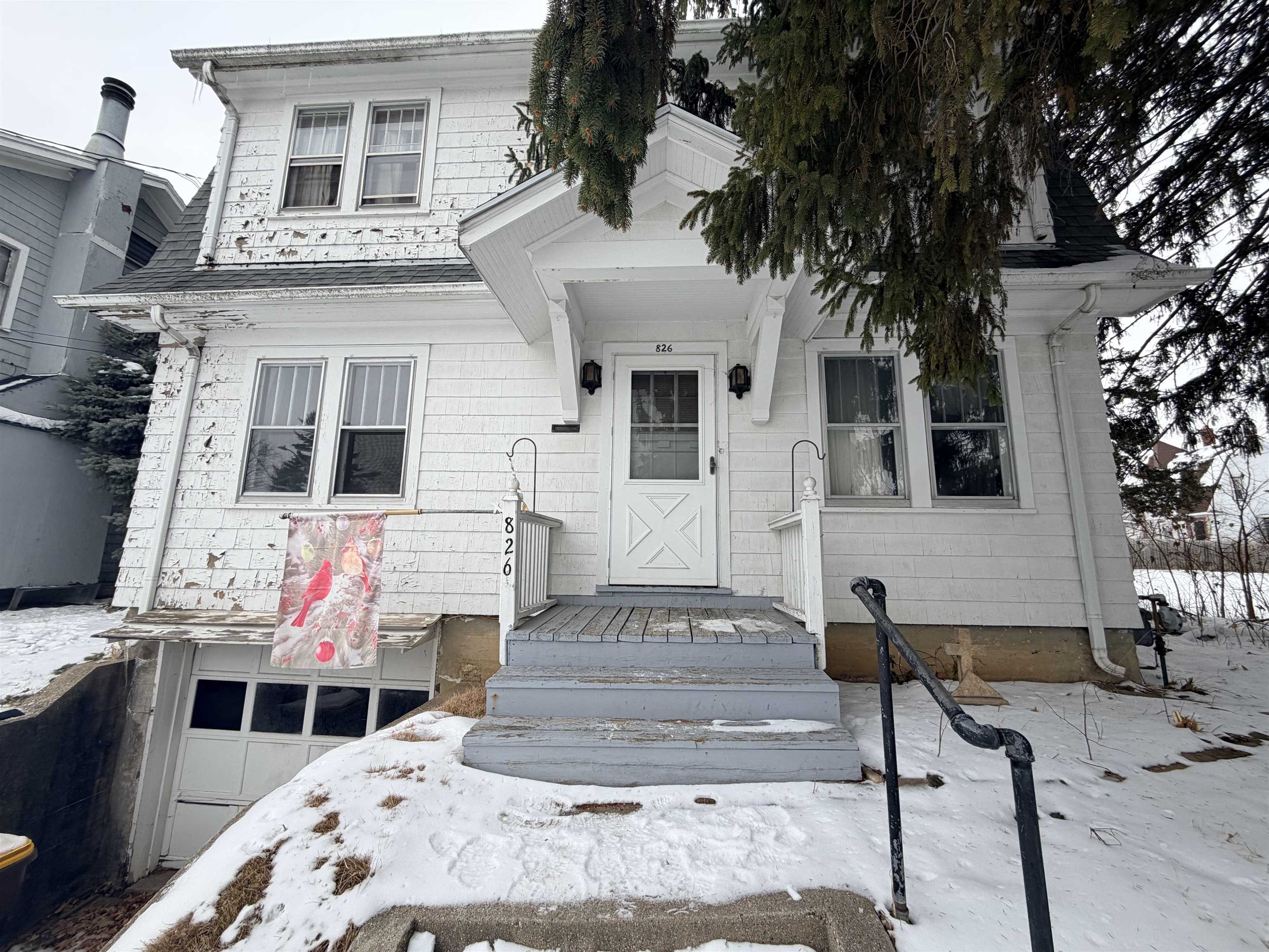 826 West Chestnut Street Freeport, IL 61032 - Photo 4 of 30 a front view of a house with outdoor seating