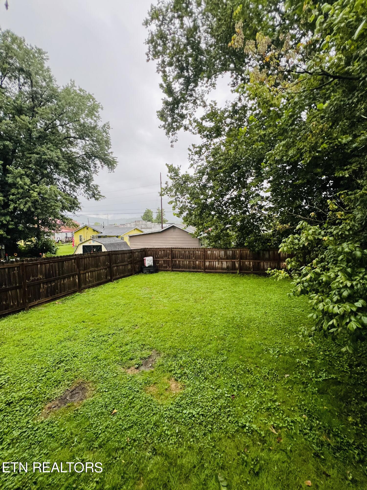 106 Ellenwood Road Middlesboro, KY 40965 - Photo 3 of 15 IMG_5098