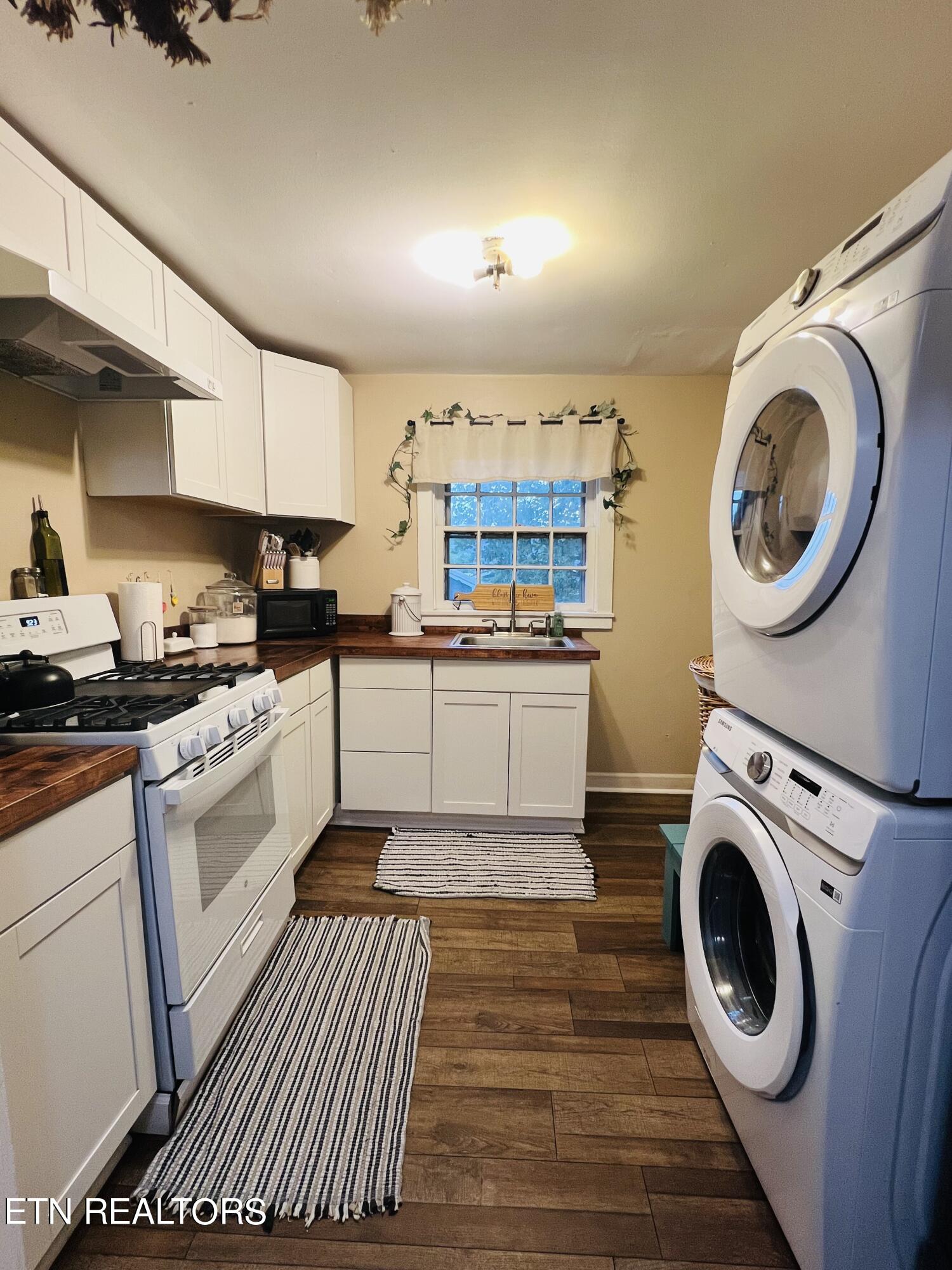 106 Ellenwood Road Middlesboro, KY 40965 - Photo 4 of 15 IMG_5084