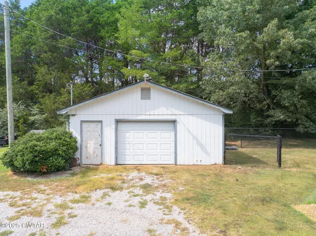 a view of a backyard