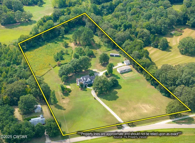 a view of a back yard