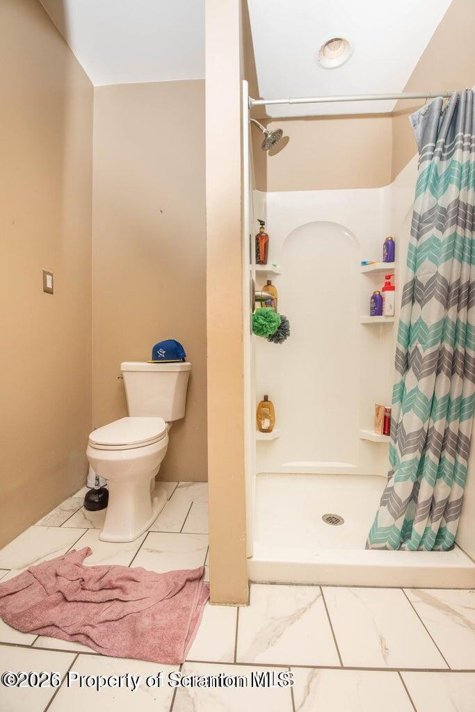 947 William Street, Unit 2 Avoca, PA 18641 - Photo 13 of 26 Full Bathroom