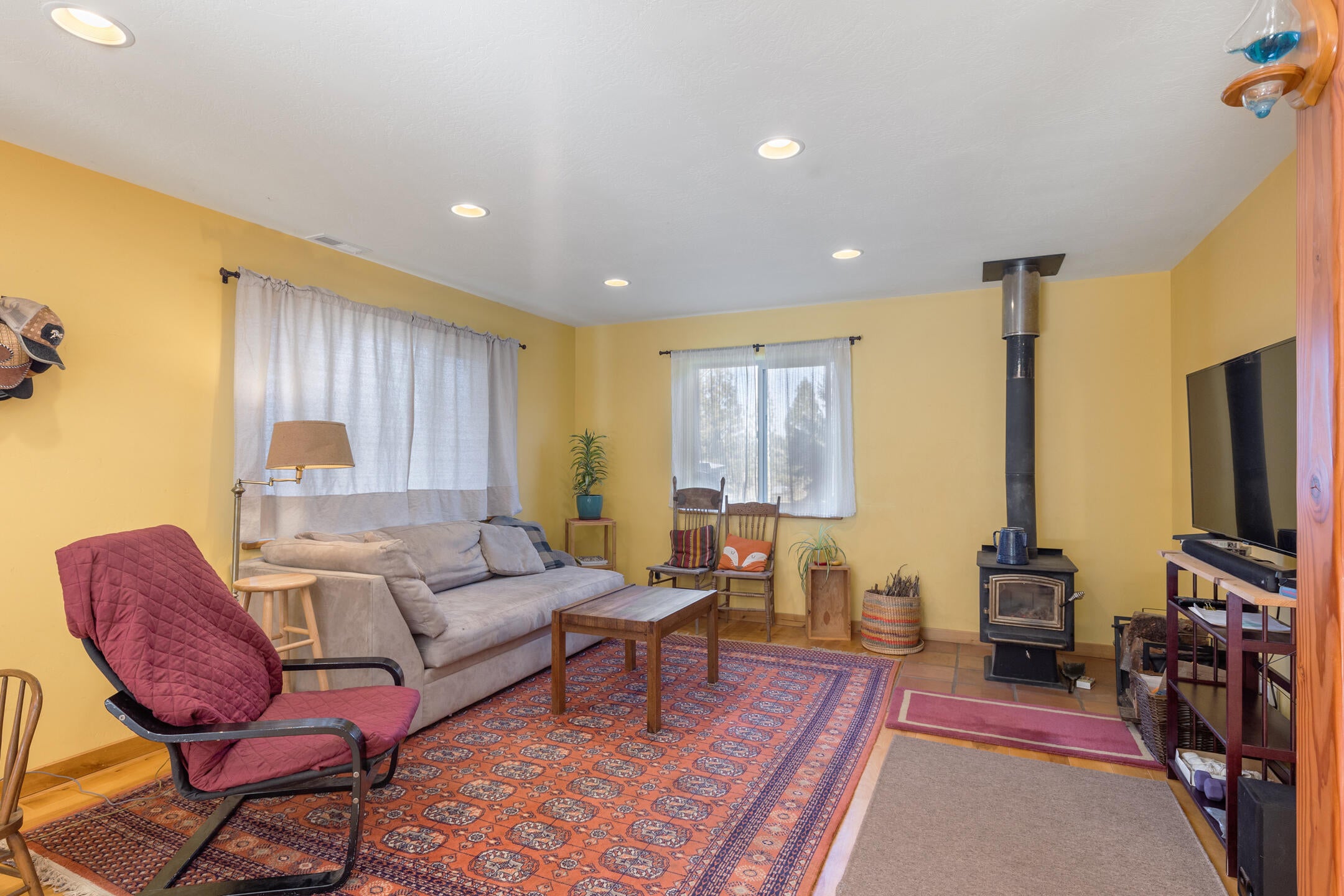 1015 Panther Gulch Road Williams, OR 97544 - Photo 3 of 49 Living Room