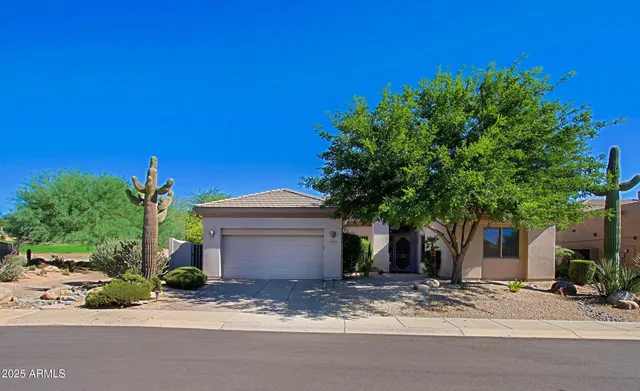 a view of a house with backyard