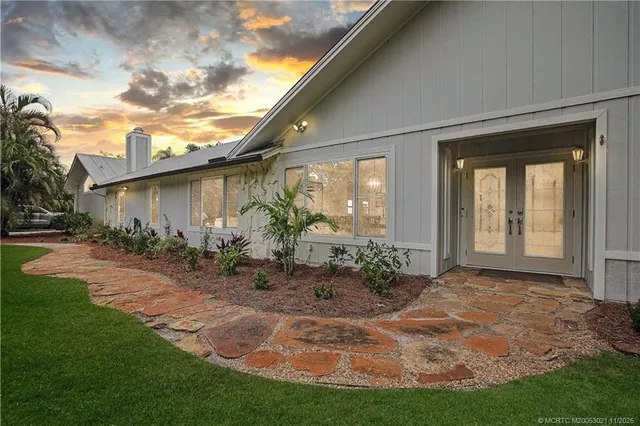 a view of a house with backyard and garden
