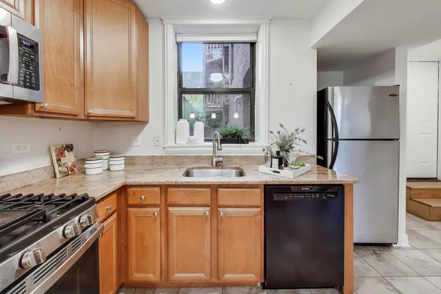 $299,900 | 2201 West Winona Street, Unit G, Chicago, IL 60625