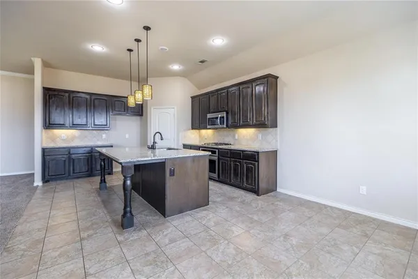 $2,600 | 637 Peach Lane, Burleson, TX 76028