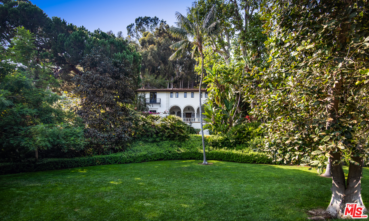 609 East Channel Road Santa Monica, CA 90402 - Photo 27 of 31 a view of a house with a backyard