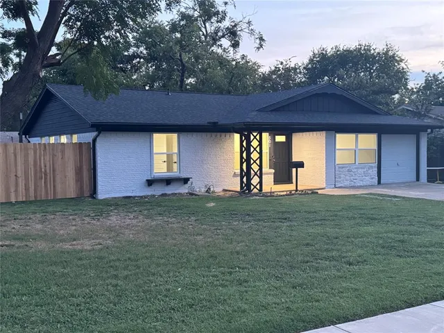 a view of a house with a backyard