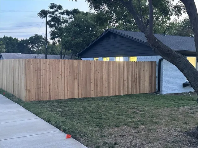 a view of a backyard