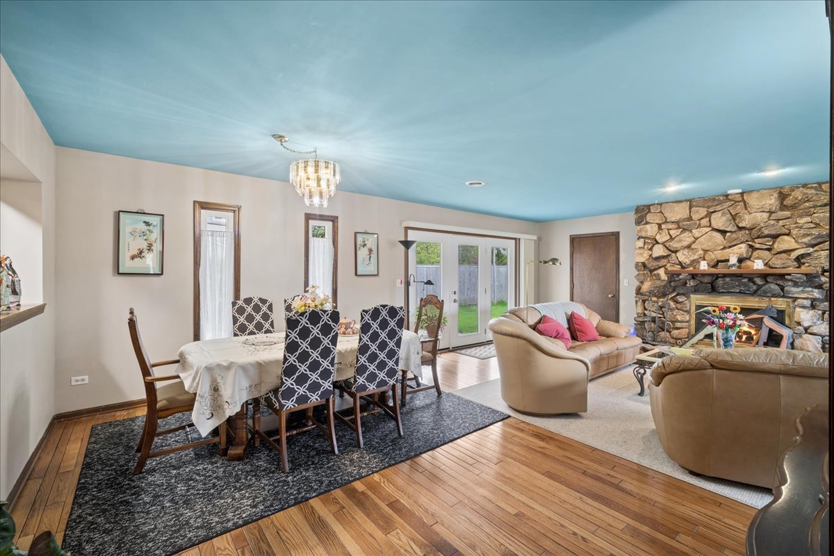 1112 Whitfield Road Northbrook, IL 60062 - Photo 2 of 23 Gallery Image 2