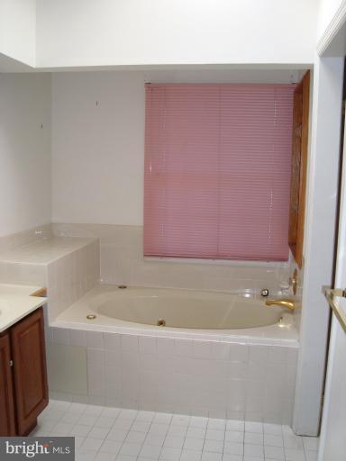 9224 Ispahan Loop Laurel, MD 20708 - Photo 6 of 9 Master w.sep tub andshower