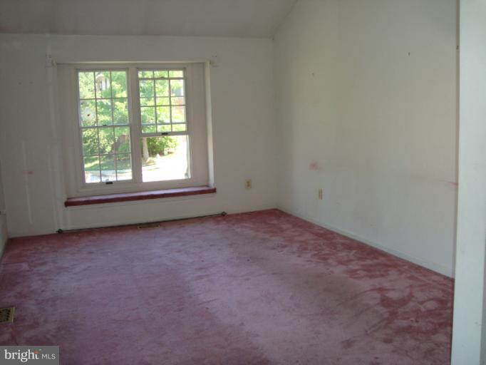 9224 Ispahan Loop Laurel, MD 20708 - Photo 8 of 9 Living Room