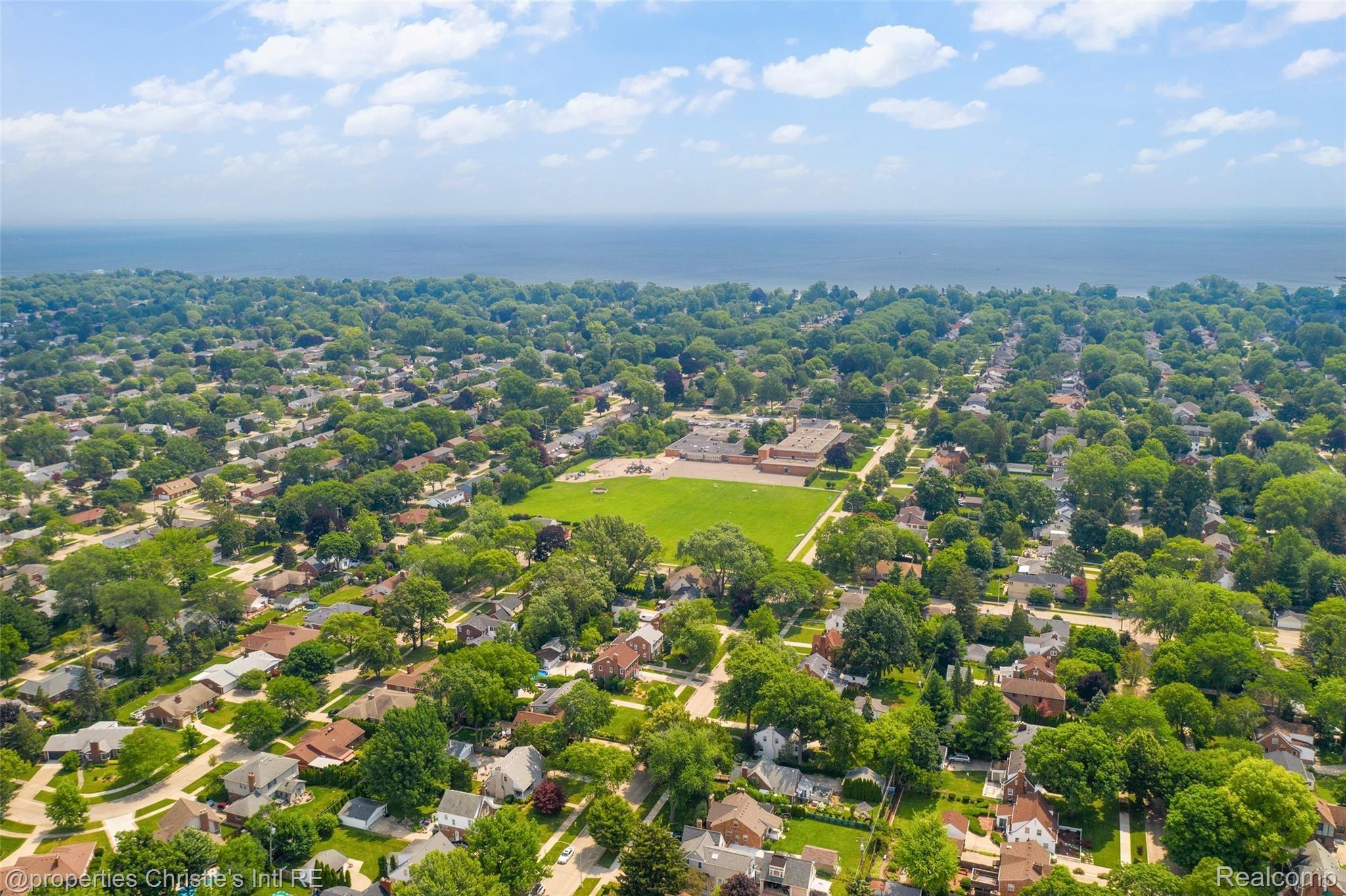 938 Roslyn Road Grosse Pointe, MI 48236 - Photo 7 of 44 938 Roslyn Road-10.jpg