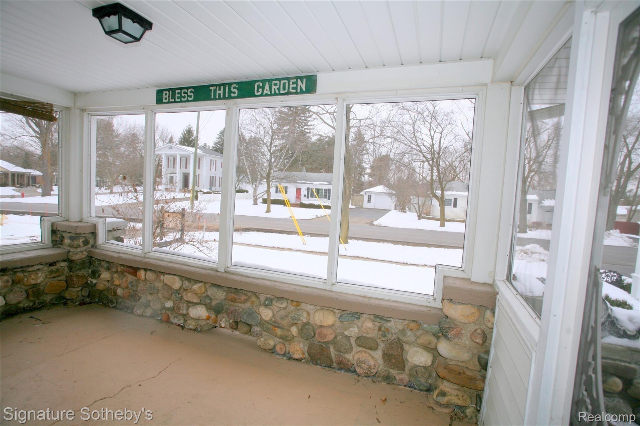 33 Miller Road Clarkston, MI 48346 - Photo 2 of 27 Enclosed Porch
