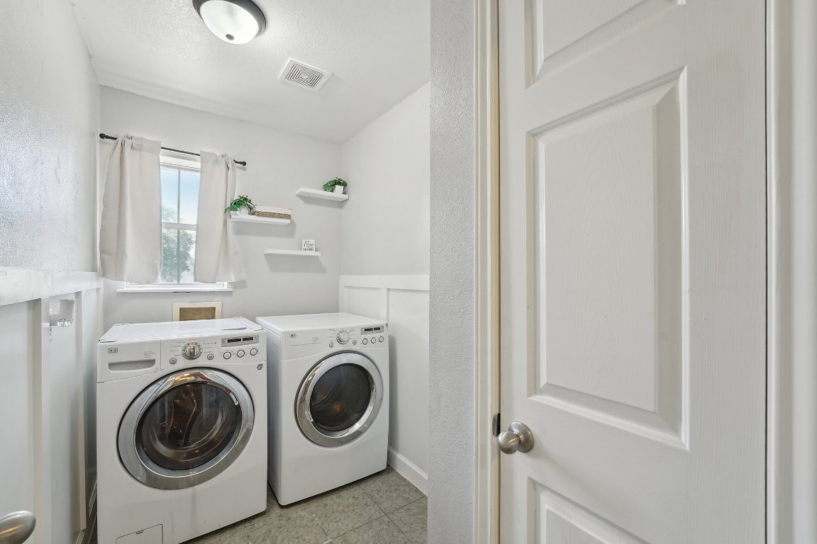 504 Chaparral Drive Leander, TX 78641 - Photo 22 of 34 a utility room with dryer and washer