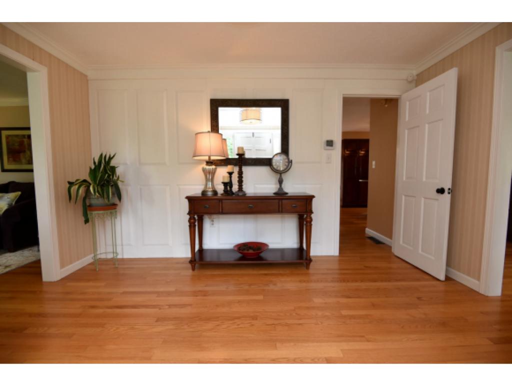 28 Boxwood Road Bedford, NH 03110 - Photo 2 of 34