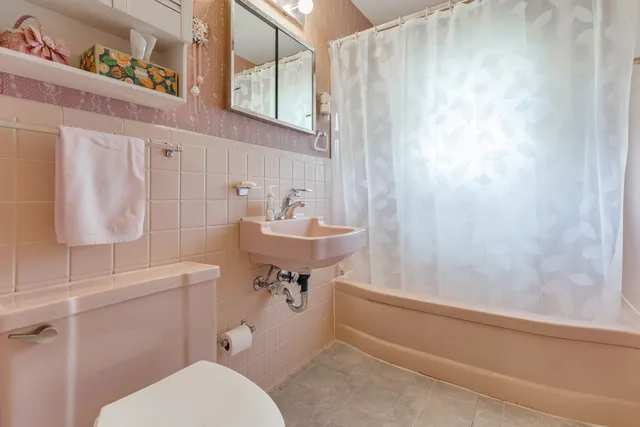 $319,900 | 550 Ridge Avenue, Elk Grove Village, IL 60007