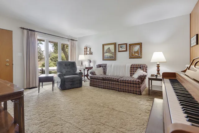 $319,900 | 550 Ridge Avenue, Elk Grove Village, IL 60007