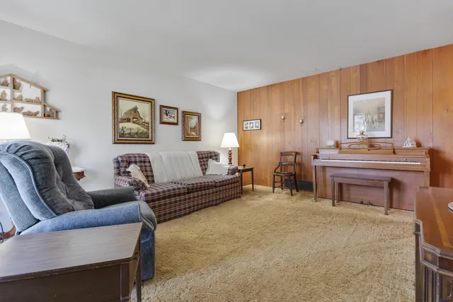 $319,900 | 550 Ridge Avenue, Elk Grove Village, IL 60007