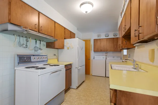 $319,900 | 550 Ridge Avenue, Elk Grove Village, IL 60007