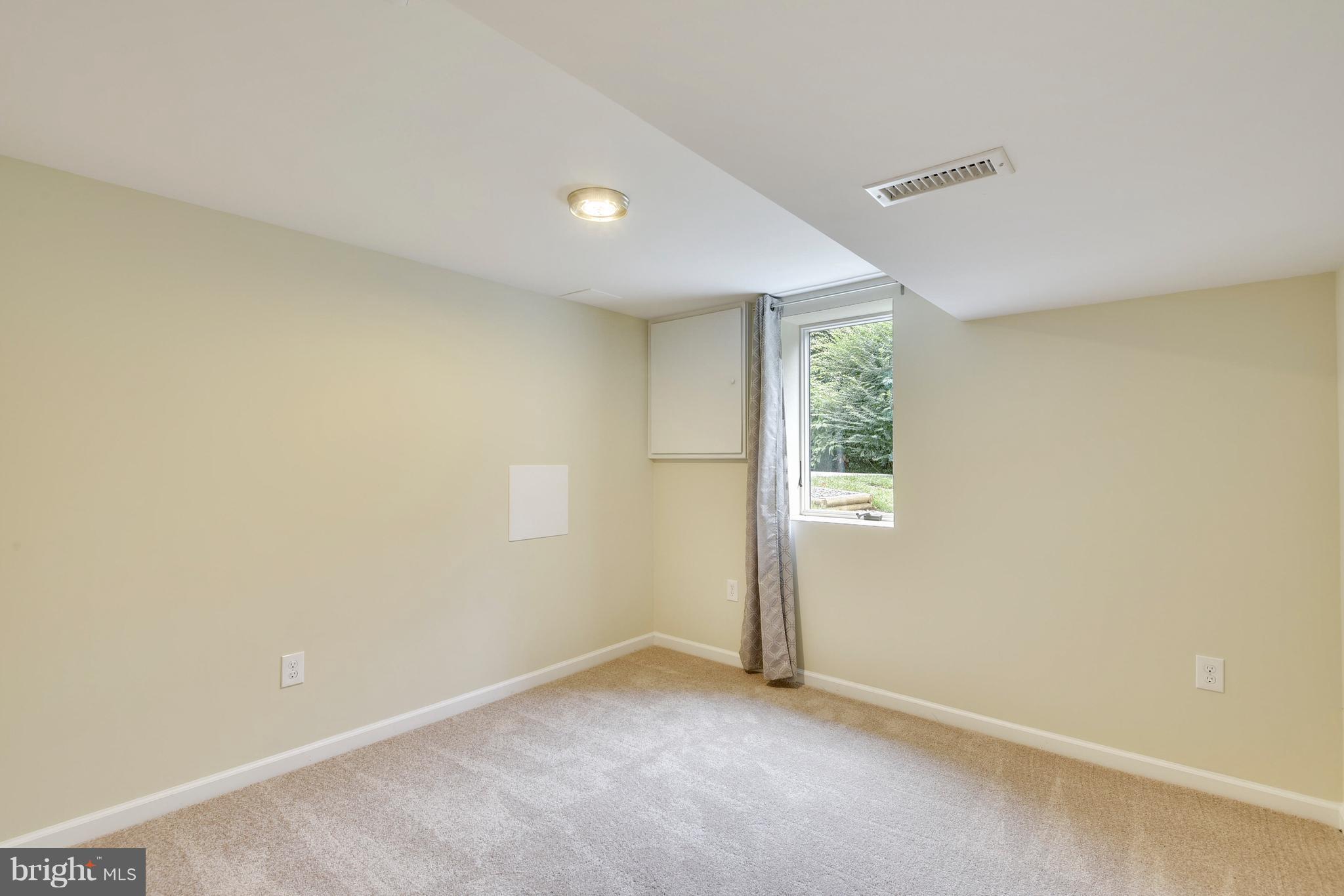 3902 Randolph Road Wheaton, MD 20902 - Photo 21 of 30 an empty room with a window