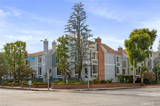 $740,000 | 18100 Burbank Boulevard, Unit 14, Tarzana, CA 91356