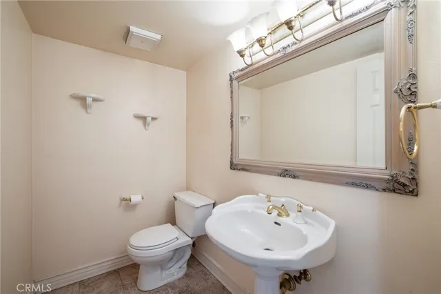 $740,000 | 18100 Burbank Boulevard, Unit 14, Tarzana, CA 91356