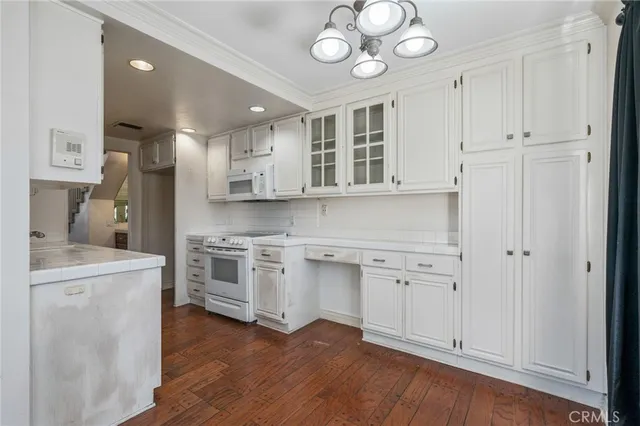 $740,000 | 18100 Burbank Boulevard, Unit 14, Tarzana, CA 91356