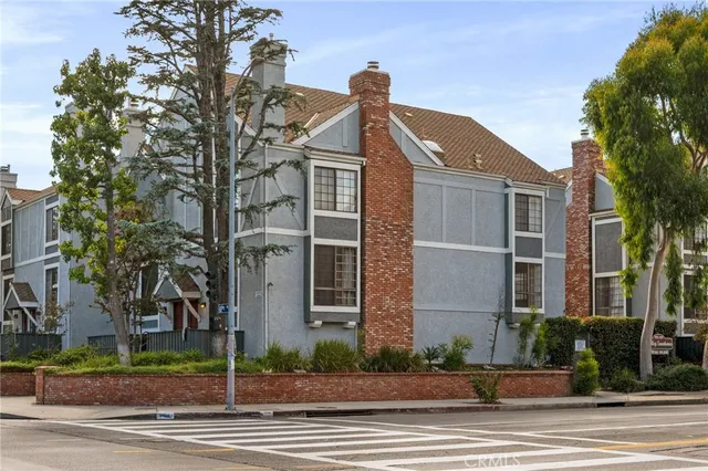 $740,000 | 18100 Burbank Boulevard, Unit 14, Tarzana, CA 91356