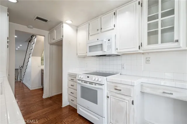 $740,000 | 18100 Burbank Boulevard, Unit 14, Tarzana, CA 91356