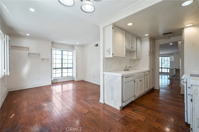 $740,000 | 18100 Burbank Boulevard, Unit 14, Tarzana, CA 91356