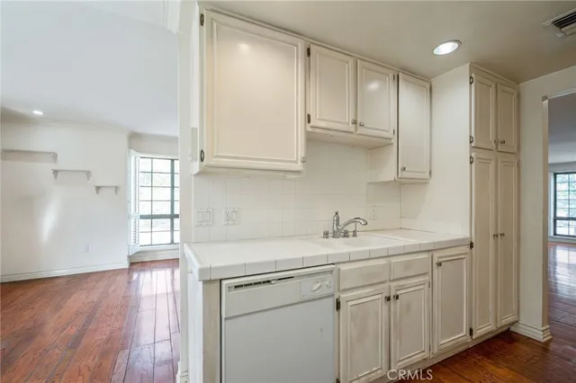 $740,000 | 18100 Burbank Boulevard, Unit 14, Tarzana, CA 91356