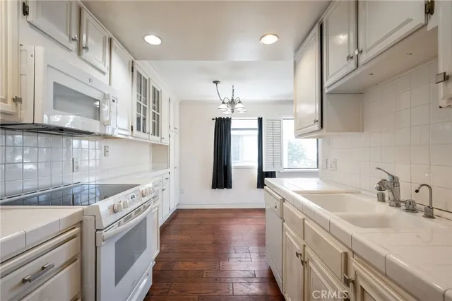 $740,000 | 18100 Burbank Boulevard, Unit 14, Tarzana, CA 91356