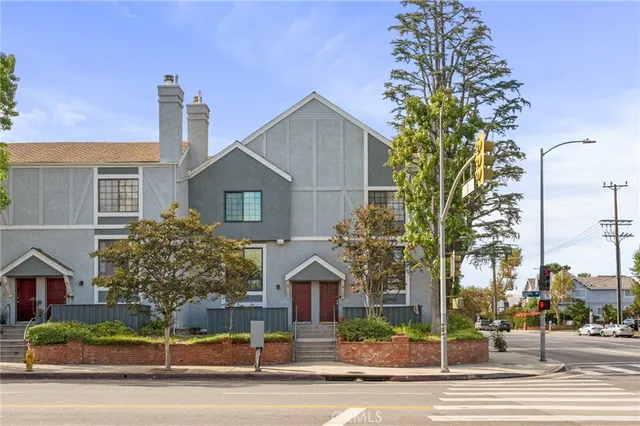 $740,000 | 18100 Burbank Boulevard, Unit 14, Tarzana, CA 91356