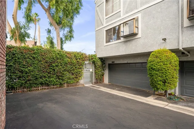 $740,000 | 18100 Burbank Boulevard, Unit 14, Tarzana, CA 91356