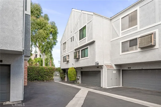 $740,000 | 18100 Burbank Boulevard, Unit 14, Tarzana, CA 91356