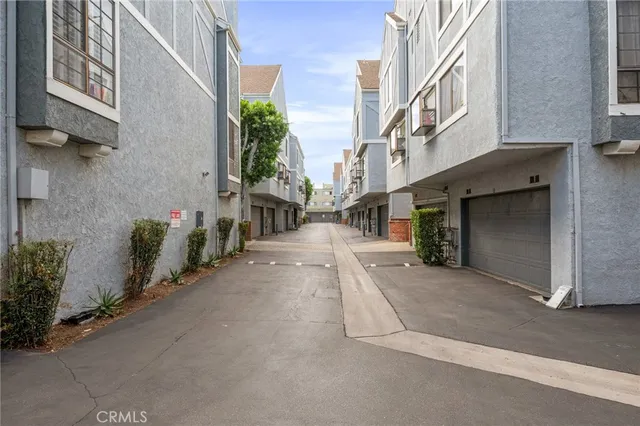 $740,000 | 18100 Burbank Boulevard, Unit 14, Tarzana, CA 91356